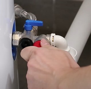 ouverture-soupape-vidanger-chauffe-eau-thermodynamique.jpg